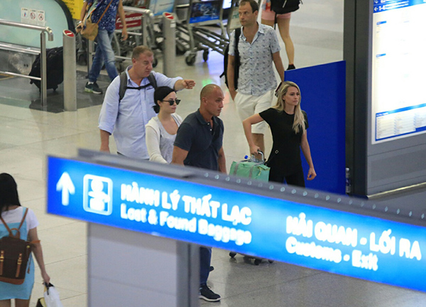 Demi Lovato xuất hiện giản dị tại sân bay - ảnh 5