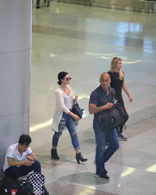 Demi Lovato xuất hiện giản dị tại sân bay - ảnh 6