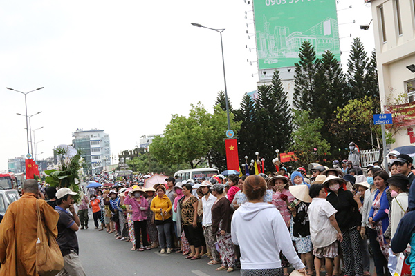Xem đám tang Duy Nhân, cả ngàn người làm tắc đường trước chùa Vĩnh Nghiêm - ảnh 17