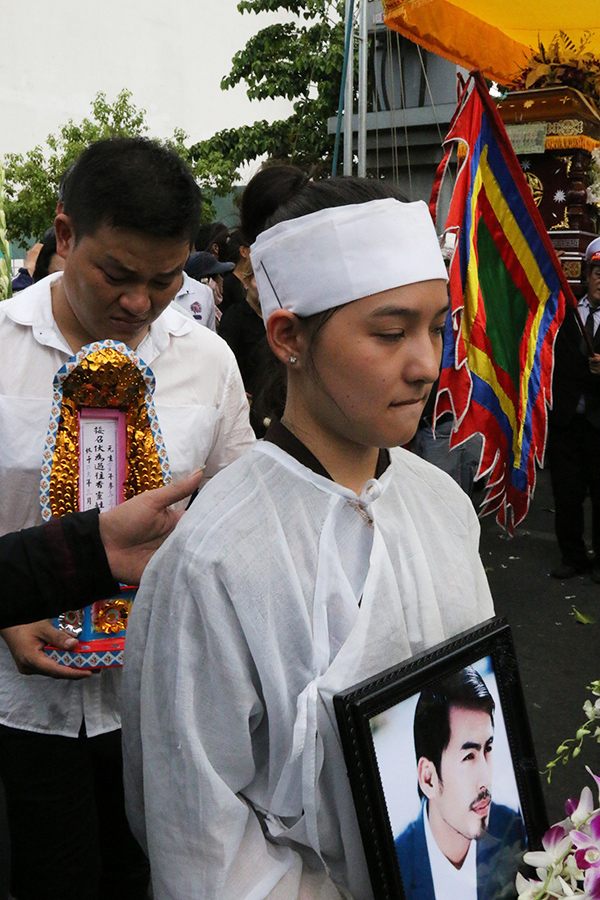 Xem đám tang Duy Nhân, cả ngàn người làm tắc đường trước chùa Vĩnh Nghiêm - ảnh 9