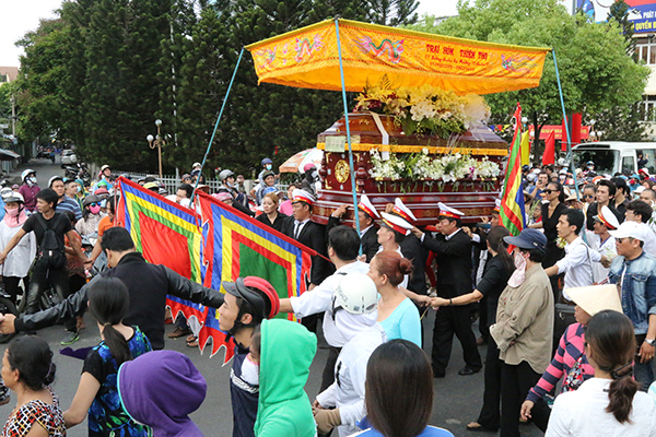 Xem đám tang Duy Nhân, cả ngàn người làm tắc đường trước chùa Vĩnh Nghiêm - ảnh 1