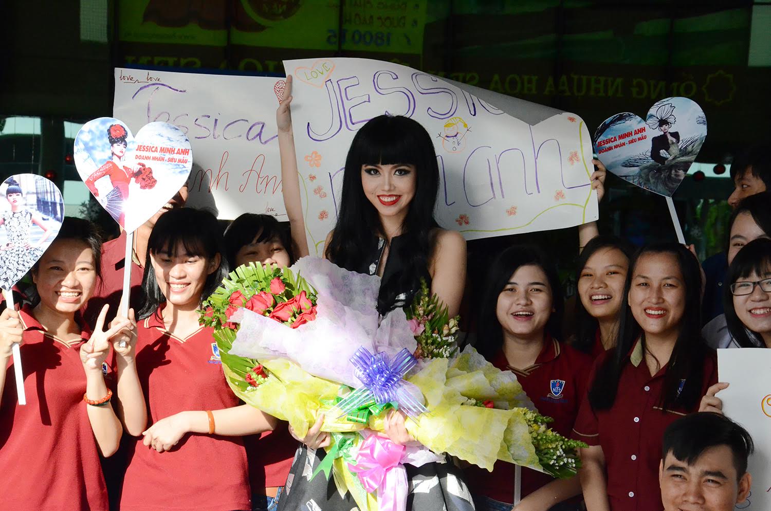 Jessica Minh Anh được hàng trăm sinh viên chào đón ở sân bay