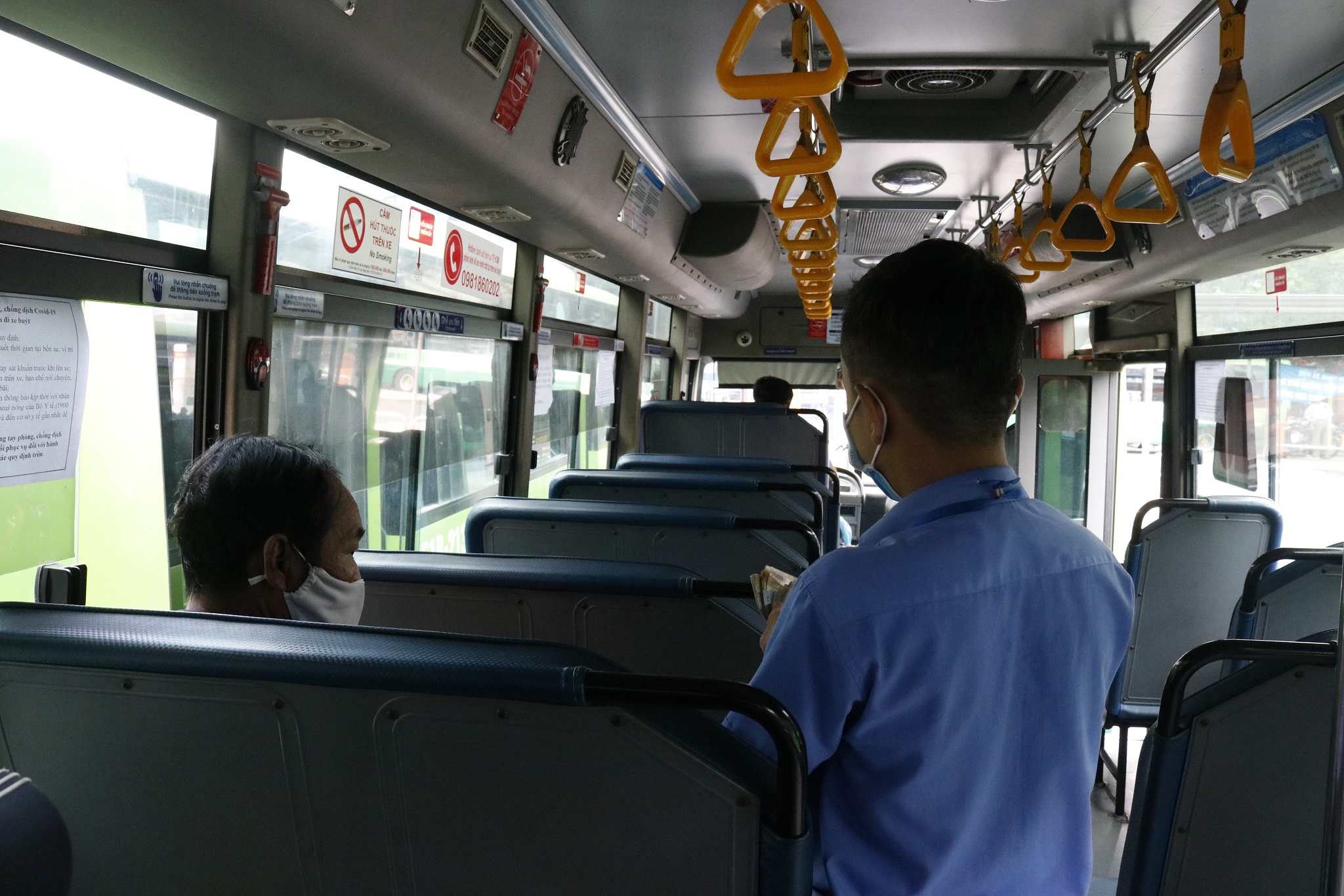 Xe buýt giãn cách giúp giảm rủi ro lây nhiễm, đảm bảo an toàn cho người sử dụng. Để biết thêm về cách xe buýt giãn cách được triển khai, xem hình ảnh liên quan.