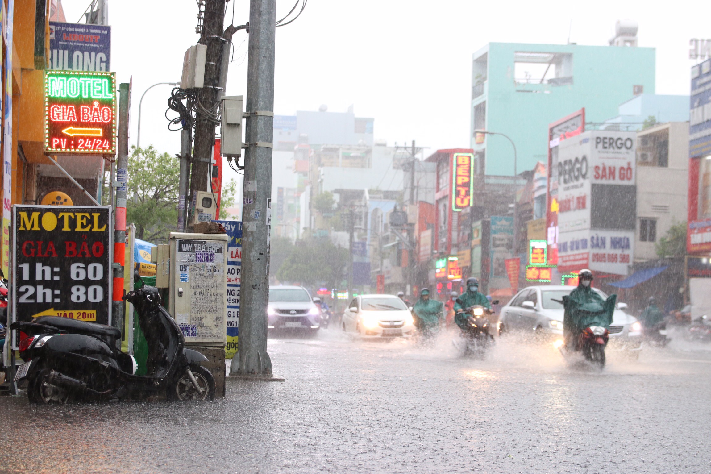 Mưa Sài Gòn là điều không thể thiếu trong hoạt động của thành phố này. Bạn đã từng trải nghiệm dưới cơn mưa cùng Sài Gòn chưa? Nếu chưa thì hãy cùng xem những bức ảnh đẹp và đầy cảm xúc về mưa Sài Gòn để cảm nhận sự thú vị này nha.