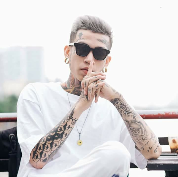 Rapper Wowy trích máu làm mực vẽ tranh để triển lãm