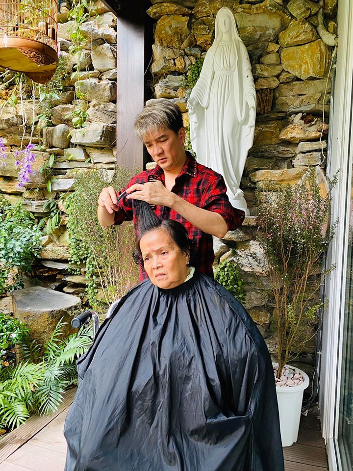 Tự cắt tóc cho mẹ là một hành động tinh thần đẹp của con cái. Nếu bạn là một người con hiếu thảo và muốn chăm sóc cho bà mẹ của mình, hãy xem hình ảnh liên quan để biết cách tự cắt tóc cho bà mẹ một cách đơn giản và hiệu quả.
