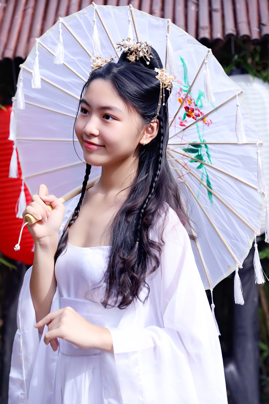 Con gái Quyền Linh xinh đẹp trong trang phục cổ trang