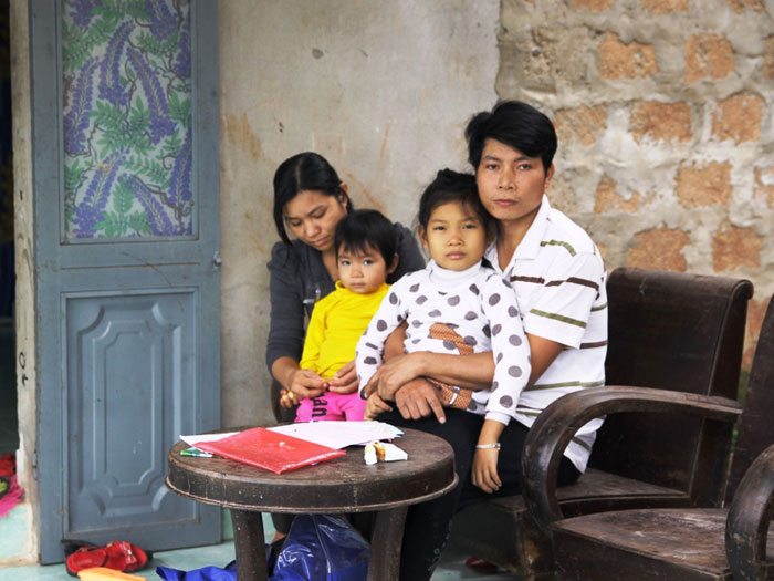 Bất lực nh&igrave;n con  bị 'đ&aacute;nh cắp' tuổi thơ