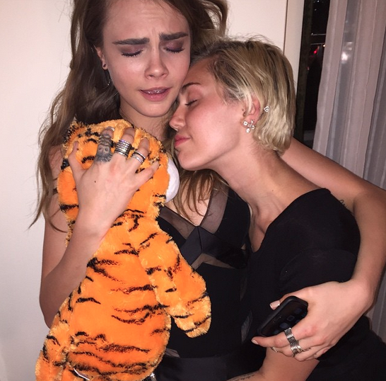 Chia tay con trai 'Kẻ hủy diệt', Miley Cyrus 'khóa môi' gái lạ - ảnh 2