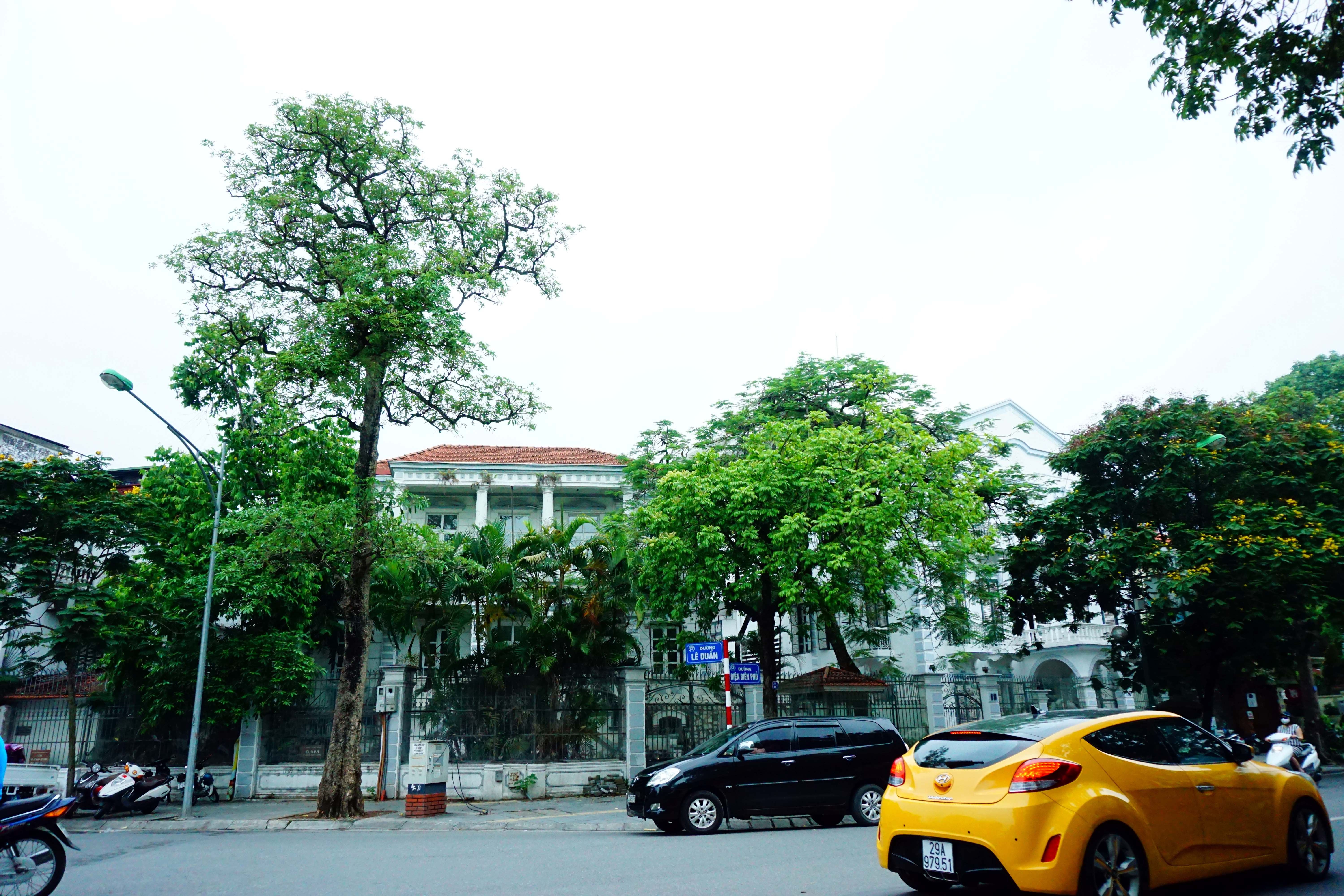 Năm 1927, Toàn quyền Đông Dương đã cho thành lập Nhạc viện Viễn Đông (Conservatoire Française d’Extrême - Orient). Ngôi trường trước kia là ngôi nhà nằm trên đường Điện Biên Phủ giáp với đường Lê Duẩn ngày nay, hiện là trụ sở của Đại sứ quán Đan Mạch. Tuy có sơn sửa lại nhưng ngôi nhà vẫn giữ được kiến trúc biệt thự kiểu Pháp như ban đầu.