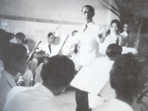 Chàng nhạc trưởng trẻ Trần Văn Khê năm 1942 - Ảnh : T.L