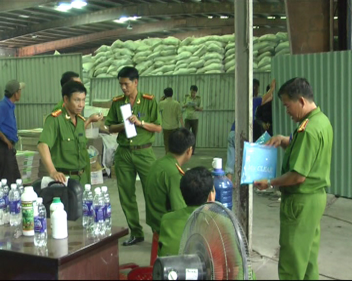 Lực lượng chức năng kiểm tra kho phân bón giả của Công ty Thuận Phong Ảnh: Lê Lâm