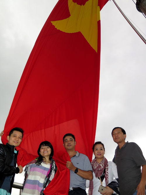 Cán bộ phóng viên Báo Thanh Niên và nhà thiết kế Thuận Việt ( bìa trái) trên đỉnh cột cờ quốc gia Lũng Cú, Đồng Văn, Hà Giang