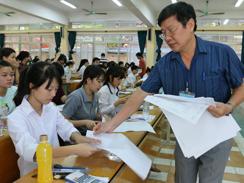 Ngay sau khi thí sinh thi xong, các trường bắt tay vào việc chấm thi - Ảnh: Ngọc Thắng