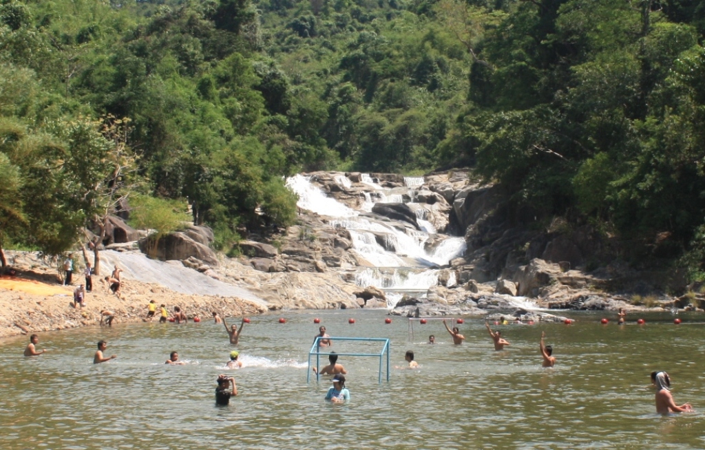 Du khách thỏa thích tắm thác Yangbay - Ảnh: Nguyễn Chung 