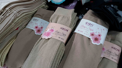 Hàng hóa nhãn mác Trung Quốc bày bán tại hội chợ