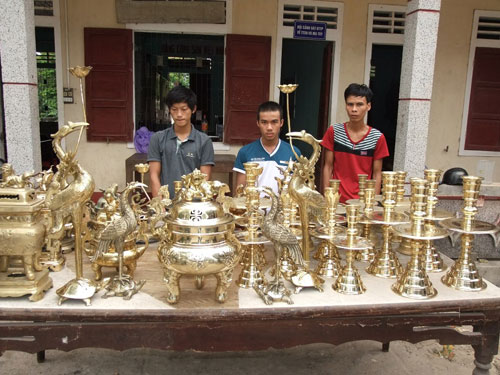 Nhóm Hà Thúc Liễn, Lê Hiếu và Nguyễn Bá Tài cùng số tang vật là các bộ đồ thờ cúng bị bắt giữ tại Công an H.Hải Lăng - Ảnh: Nguyễn Phúc