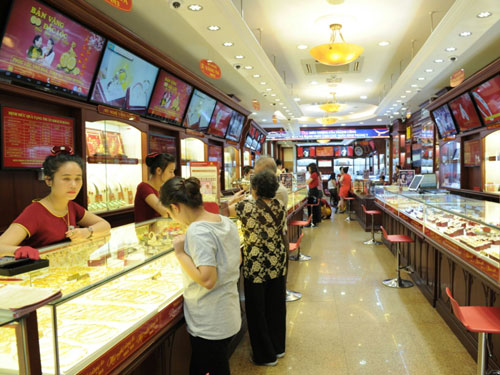 Thị trường ảm đạm trong khi giá vàng giảm mạnh - Ảnh: Tuấn Phạm