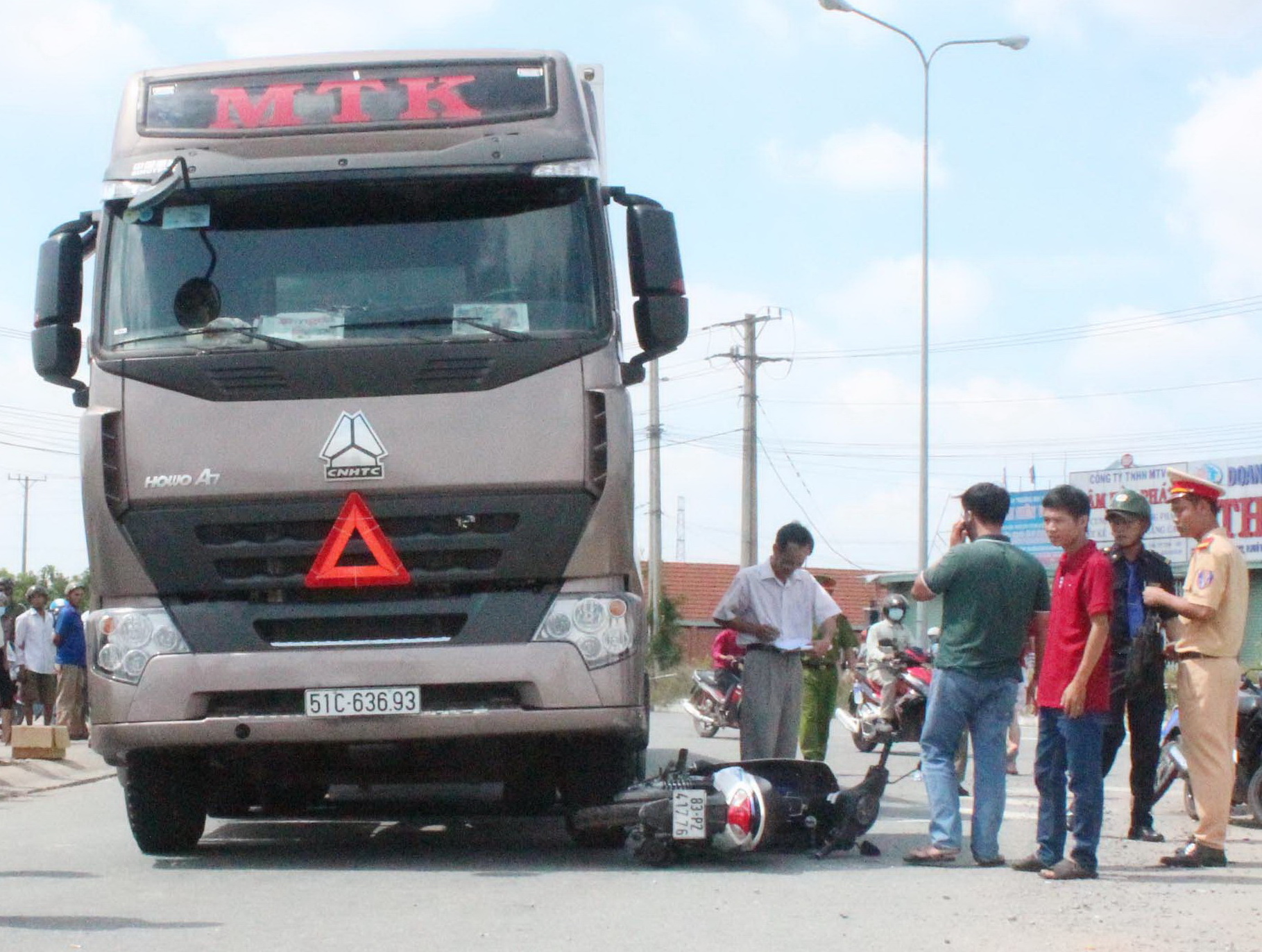 Xe container húc xe máy, 2 người chết