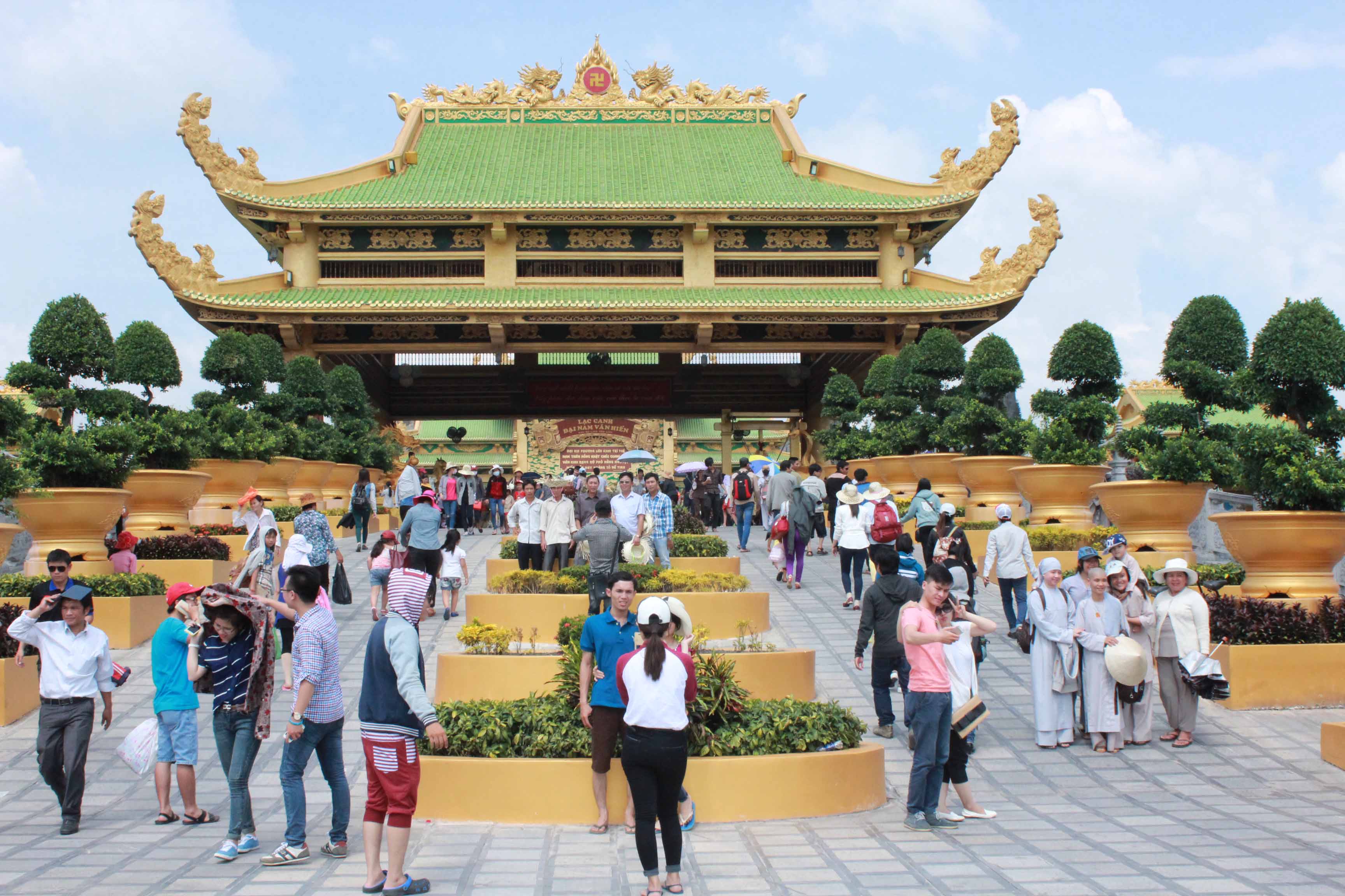 Ông Dũng: Đại Nam Văn Hiến được lập nên bởi tay chủ người Việt tài ba và xây dựng tại khi ông Dũng đang là chủ tịch tập đoàn Giải trí Đại Nam - một biểu tượng tương đương với việc xây dựng và phát triển chính những thiên đường giải trí độc đáo và mới mẻ tại Việt Nam, ông Dũng chắc chắn là người đã dày công trong xây dựng nên cả một Đại Nam Văn Hiến rực rỡ ngày nay.