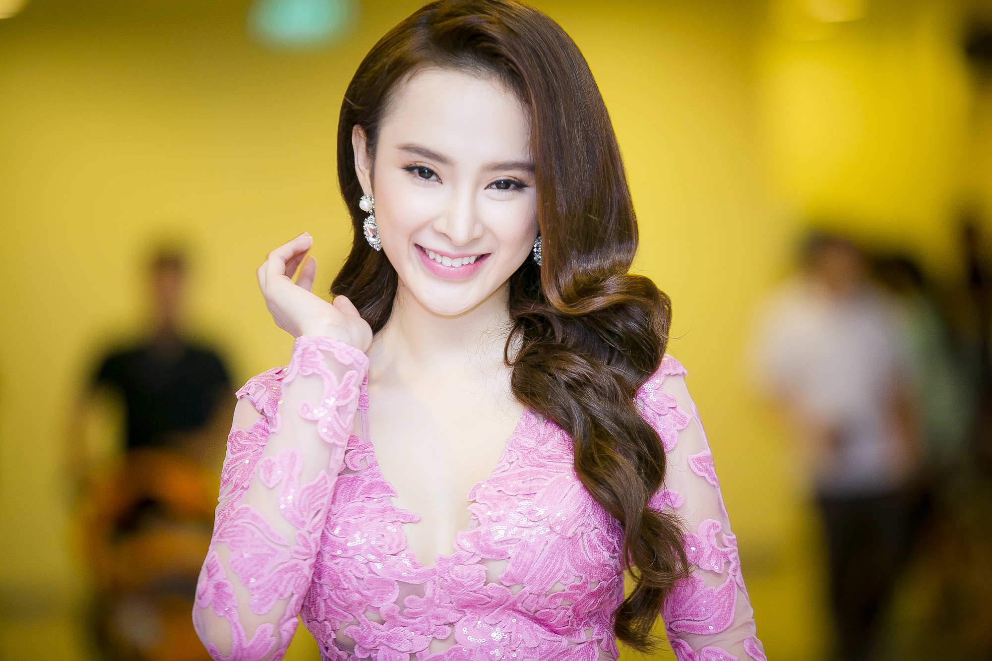Phương Trinh diện váy xuyên thấu, Hà Hồ khoe rạng rỡ vai trần  - ảnh 5