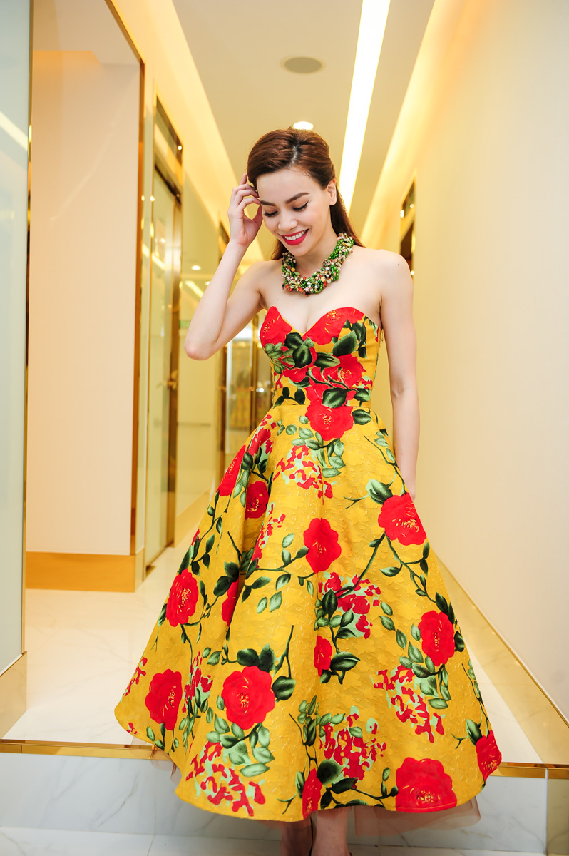 Phương Trinh diện váy xuyên thấu, Hà Hồ khoe rạng rỡ vai trần - ảnh 2