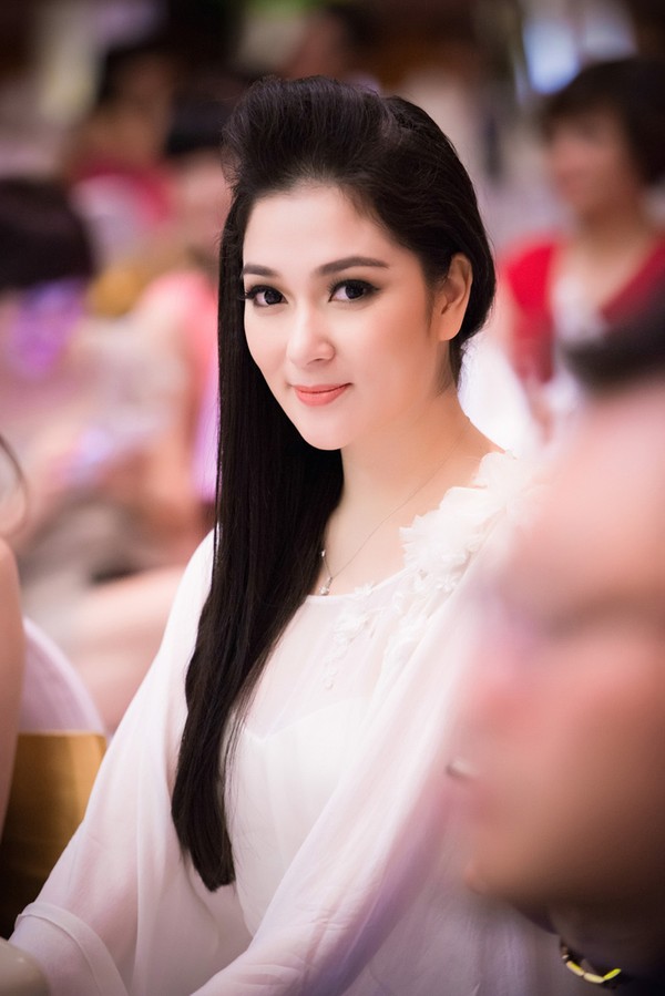 Sắc đẹp của hoa hậu Việt chính là niềm tự hào của đất nước. Hãy ngưỡng mộ những kiểu tóc tuyệt đẹp và mang tính biểu tượng của những vương miện vàng trên đầu các hoa hậu Việt nổi tiếng thông qua những bức ảnh đẹp liên quan đến chủ đề này.