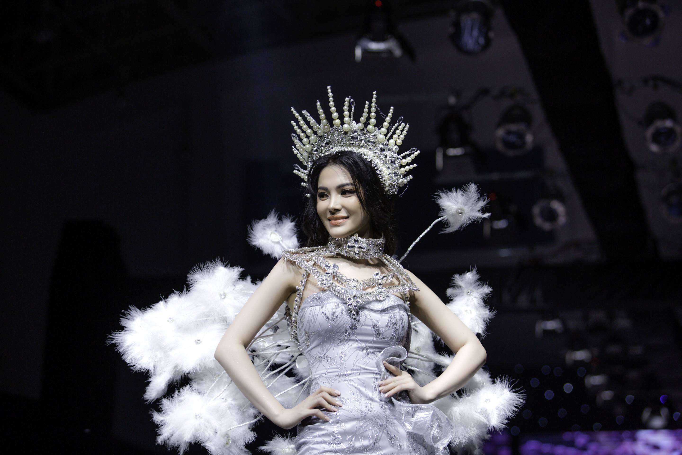 Trước chung kết 'Tình Bolero', Lily Chen đắt show làm vedette sàn catwalk