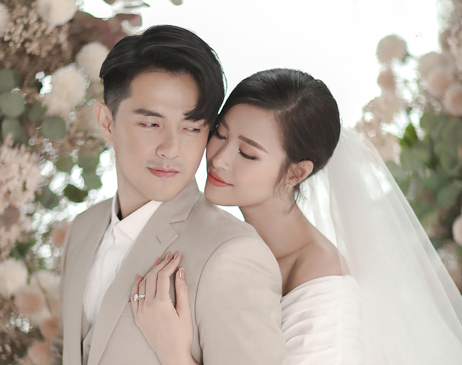 Đông Nhi và Ông Cao Thắng chính là cặp đôi được săn đón nhất showbiz Việt hiện nay! Những hình ảnh đầy tình cảm của họ trong đám cưới sẽ khiến bạn phải trầm trồ ngưỡng mộ.