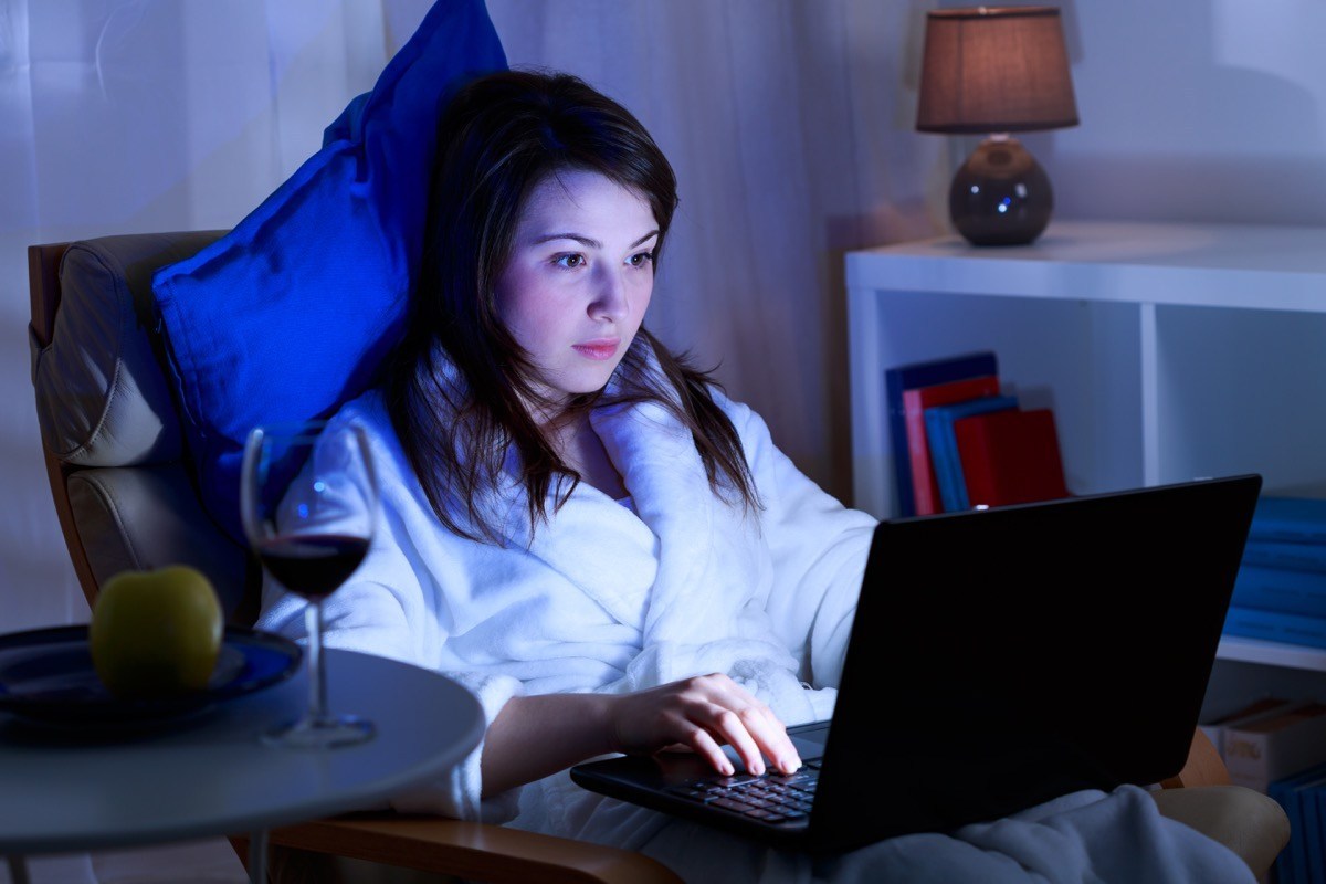 Thức khuya dậy muộn có hại gì cho sức khỏe?