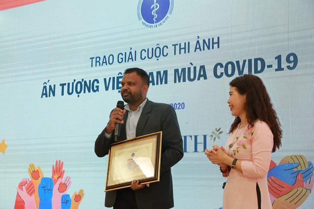 Bức ảnh chung cư rợp quốc kỳ Việt Nam cổ vũ chống dịch Covid-19 đoạt giải thưởng Nhiếp ảnh trên không 2020