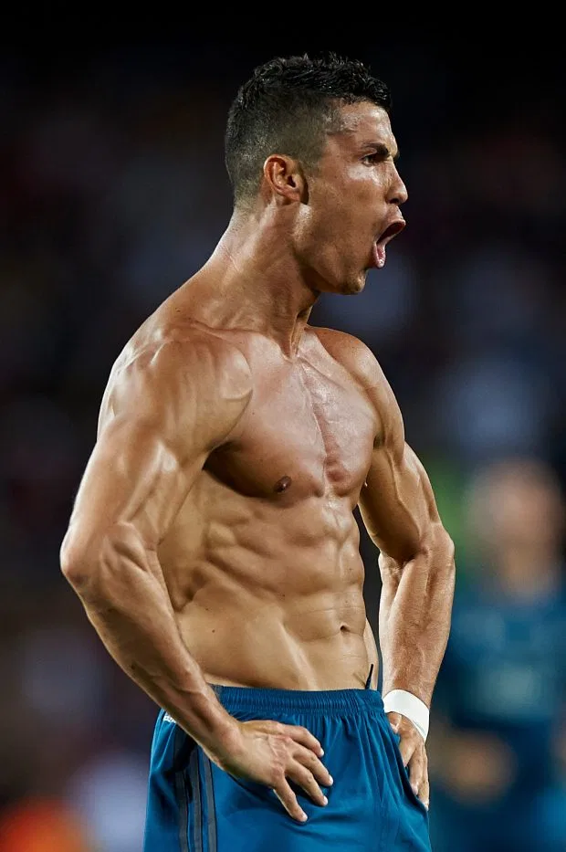 Thân hình chuẩn: Thân hình đẹp hoàn hảo của Ronaldo chính là nguồn cảm hứng không lồ để nam giới rèn luyện cơ thể. Nếu bạn muốn thấy được sự khác biệt giữa ngoại hình của Ronaldo trước và sau khi trở thành cầu thủ chuyên nghiệp thì hãy xem ngay bức ảnh này.