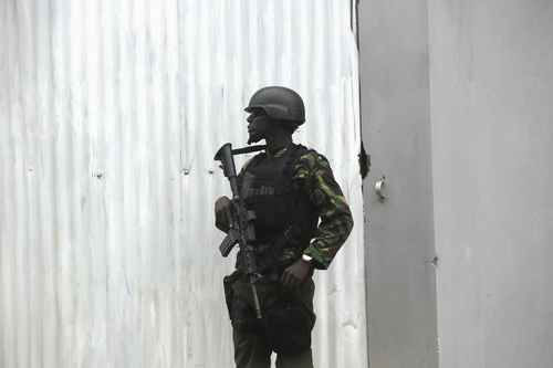 Một binh sĩ đứng gác bên ngoài khách sạn nơi ông Obama cư ngụ tại Nairobi - Ảnh: Reuters