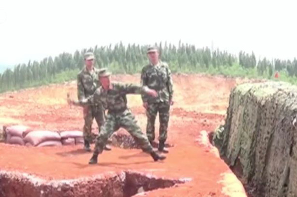 Lính Trung Quốc suýt chết vì tập ném lựu đạn vụng về - ảnh 1