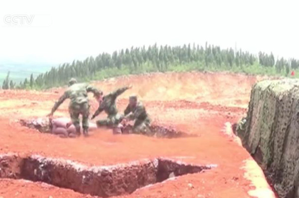 Lính Trung Quốc suýt chết vì tập ném lựu đạn vụng về - ảnh 3