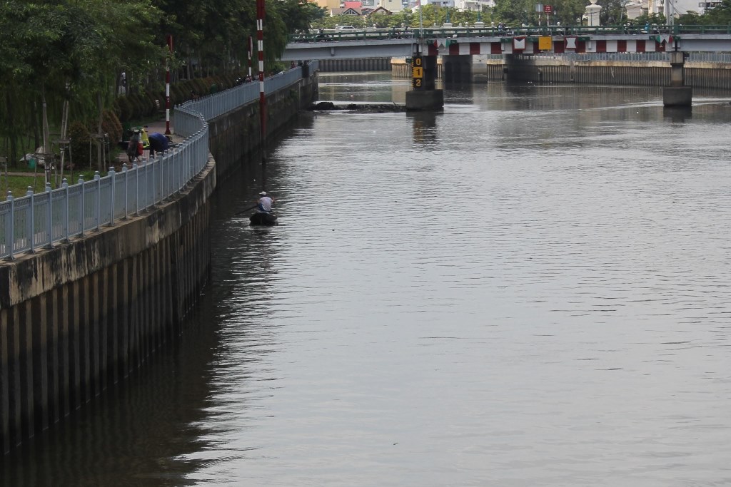 Tuy không dùng kích điện nhưng người đàn ông này chỉ dùng vợt bắt cá và rùa