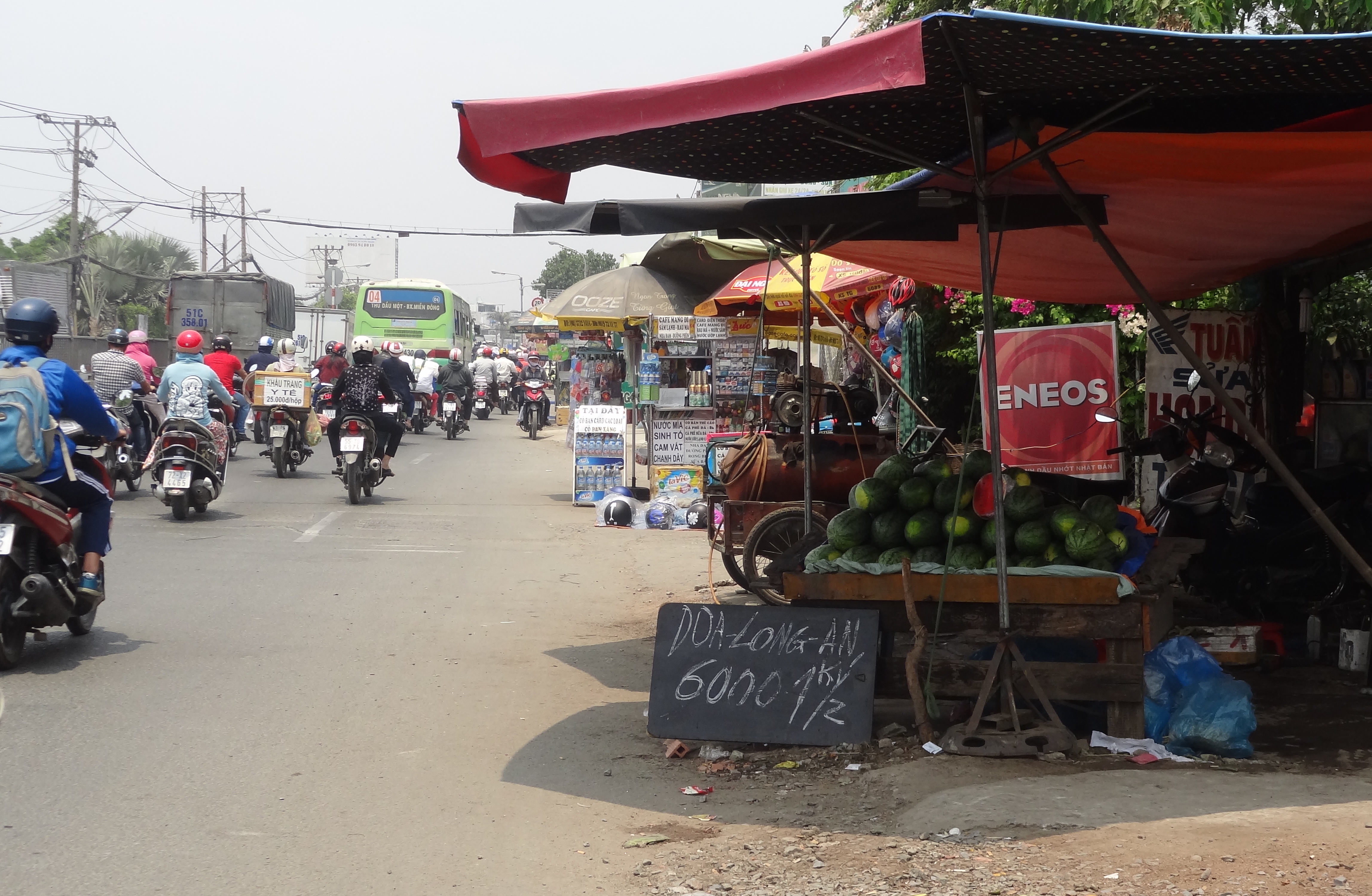QL 13, cửa ngõ giao thông phía Đông hướng về trung tâm TP. Tuy nhiên vỉa hè và lề đường cũng đang bị chiếm dụng phục vụ kinh doanh buôn bán rất lộn xộn