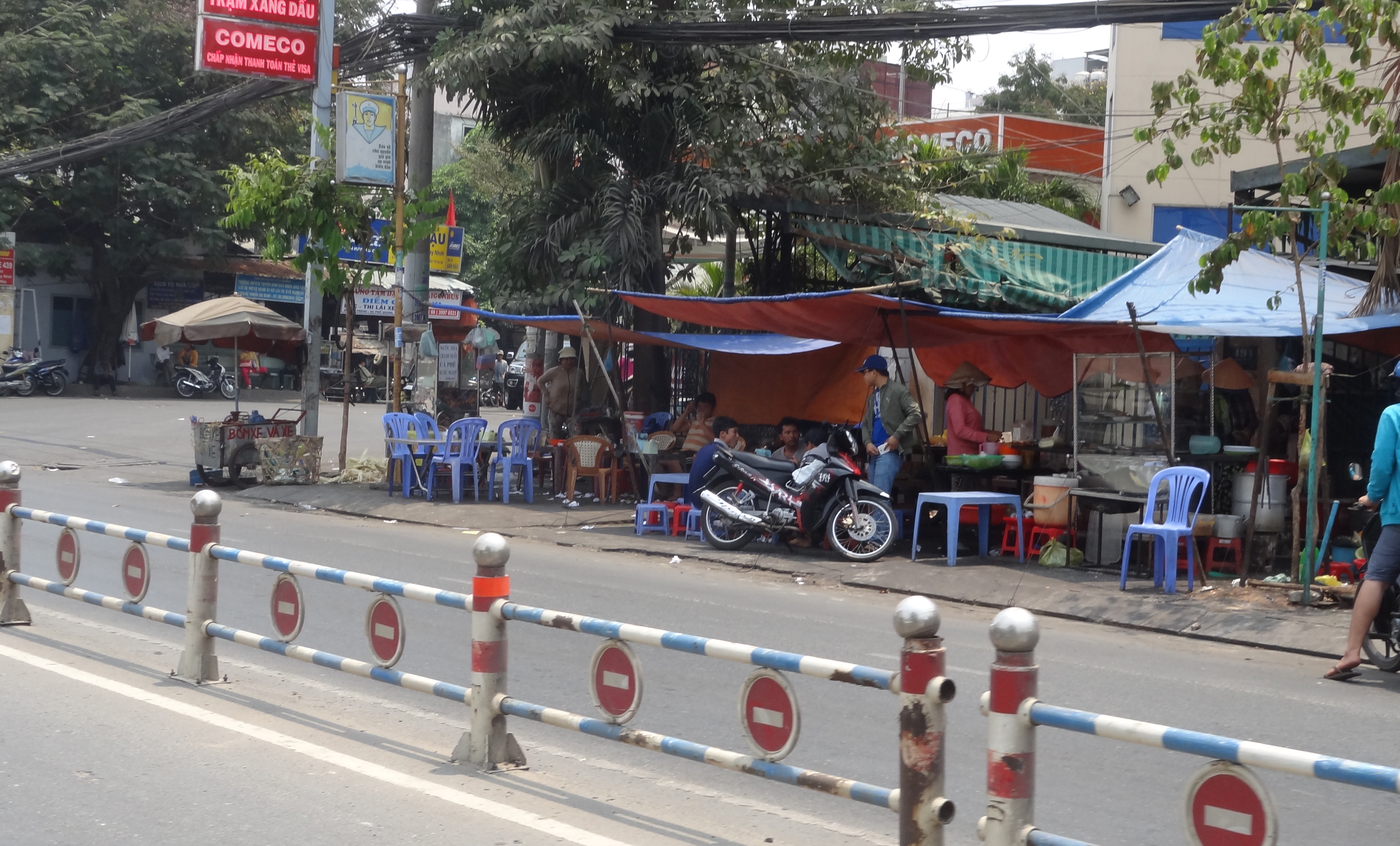 Phan Văn Trị (P.5, Q.Gò Vấp) cũng xuất hiện nhan nhản tình trạng lấn chiếm vỉa hè, lòng đường kinh doanh ăn uống