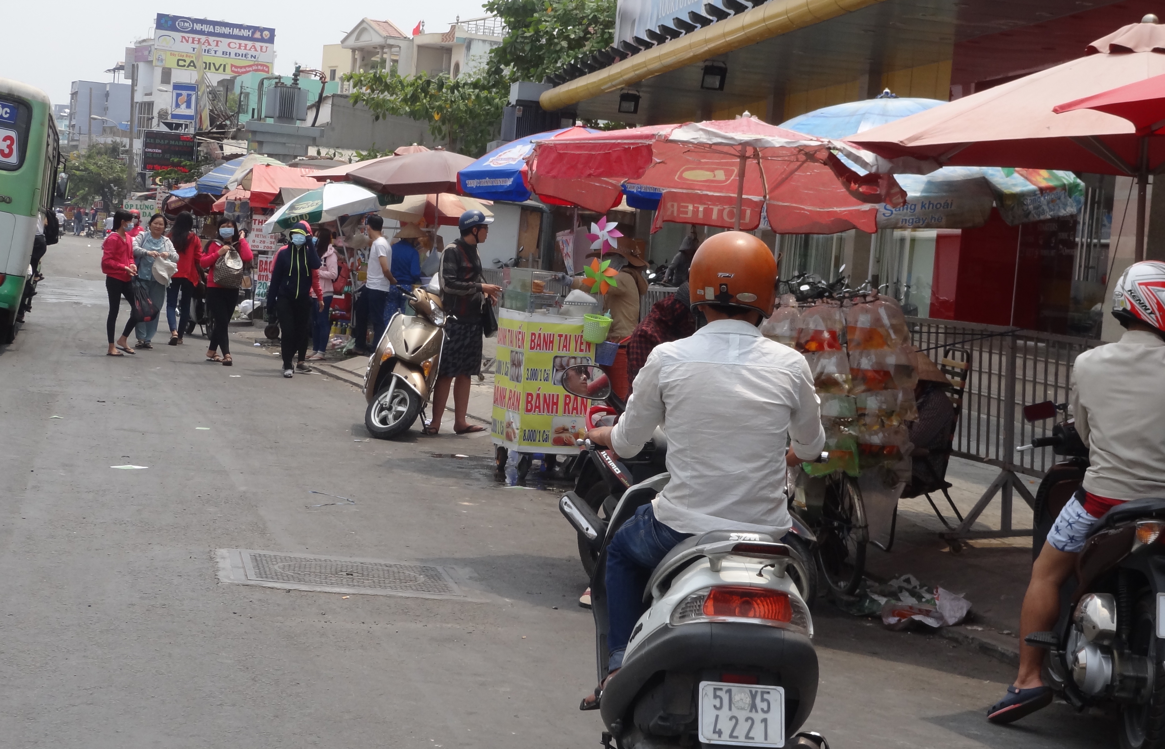 Cũng tại đường Nguyễn Kiệm, P.3, Q.Gò Vấp tụ tập buôn bán hàng rong