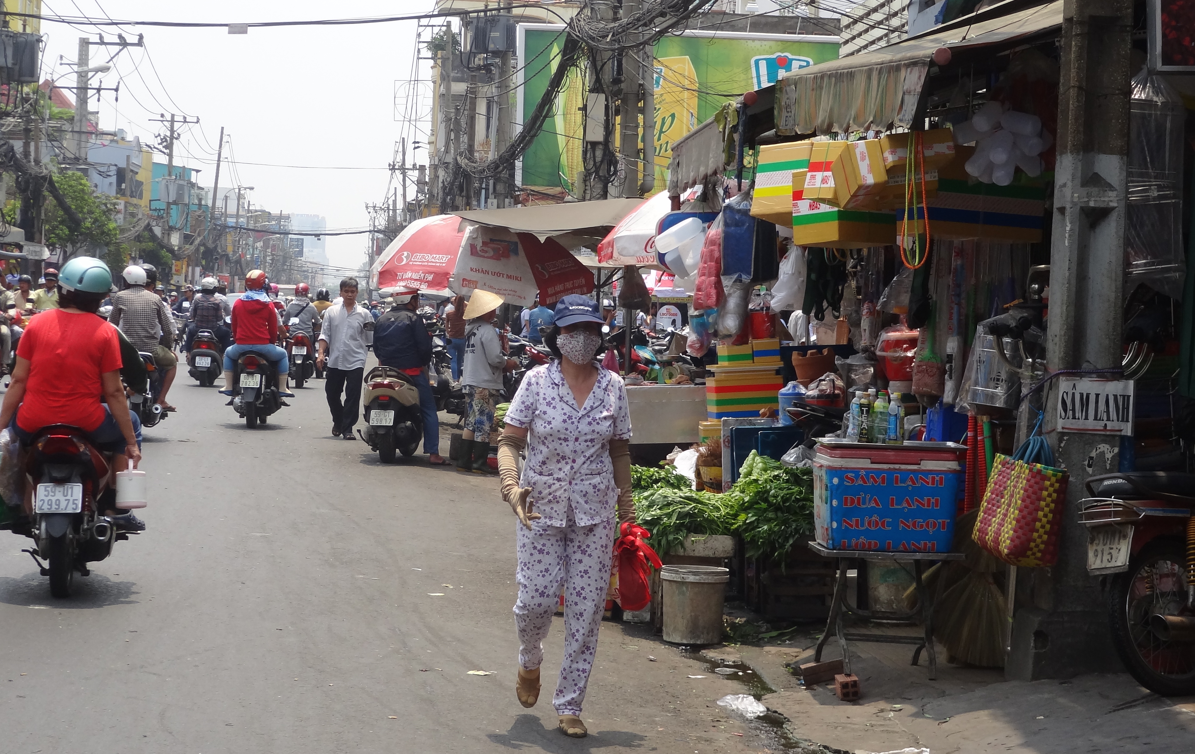 Trước chợ Hoà Hưng, Q.10