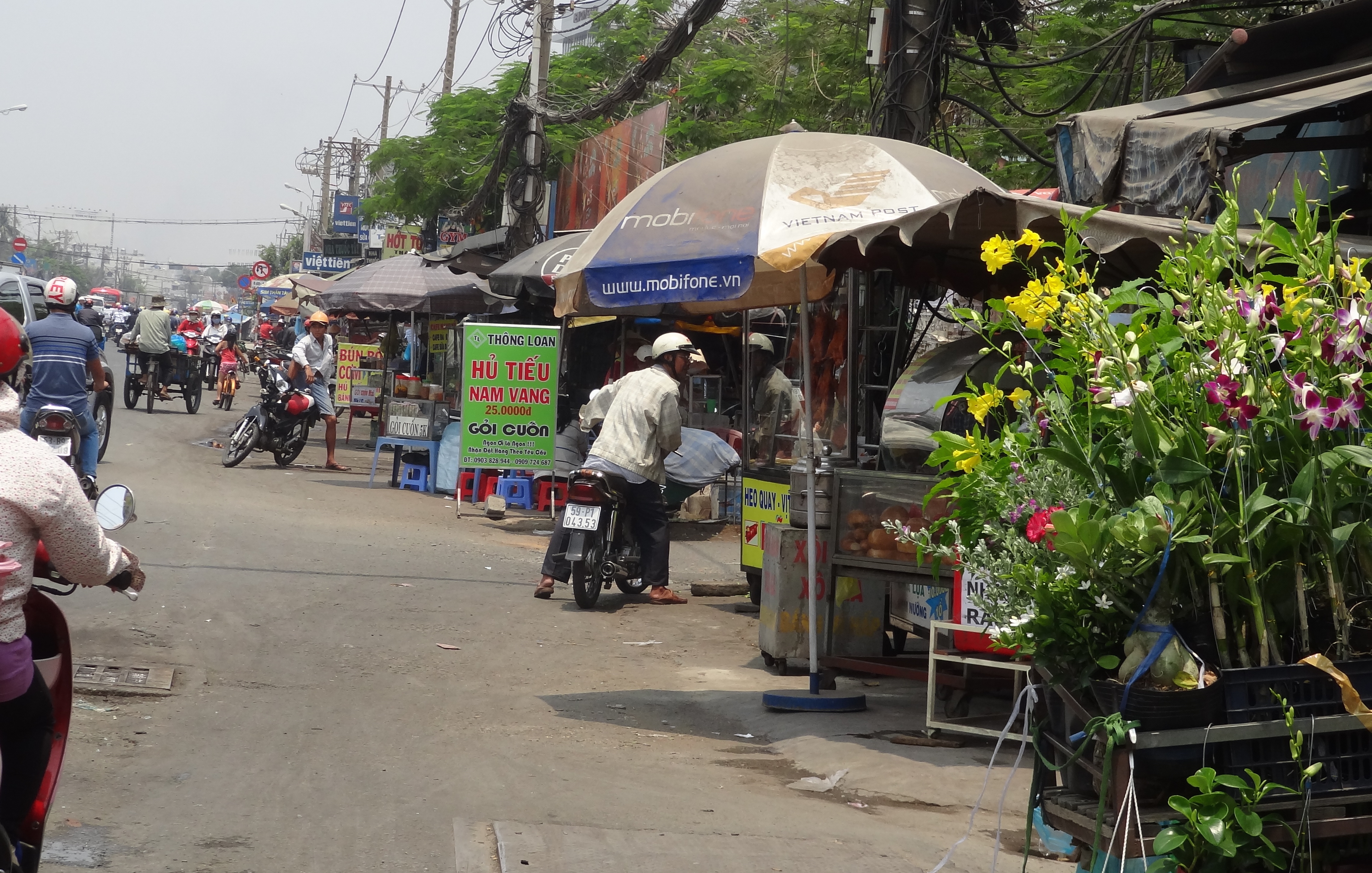 Khu vực  xung quanh chợ Bình Triệu (P. Hiệp Bình Chánh) tấp nập mua bán hàng trên vỉa hè