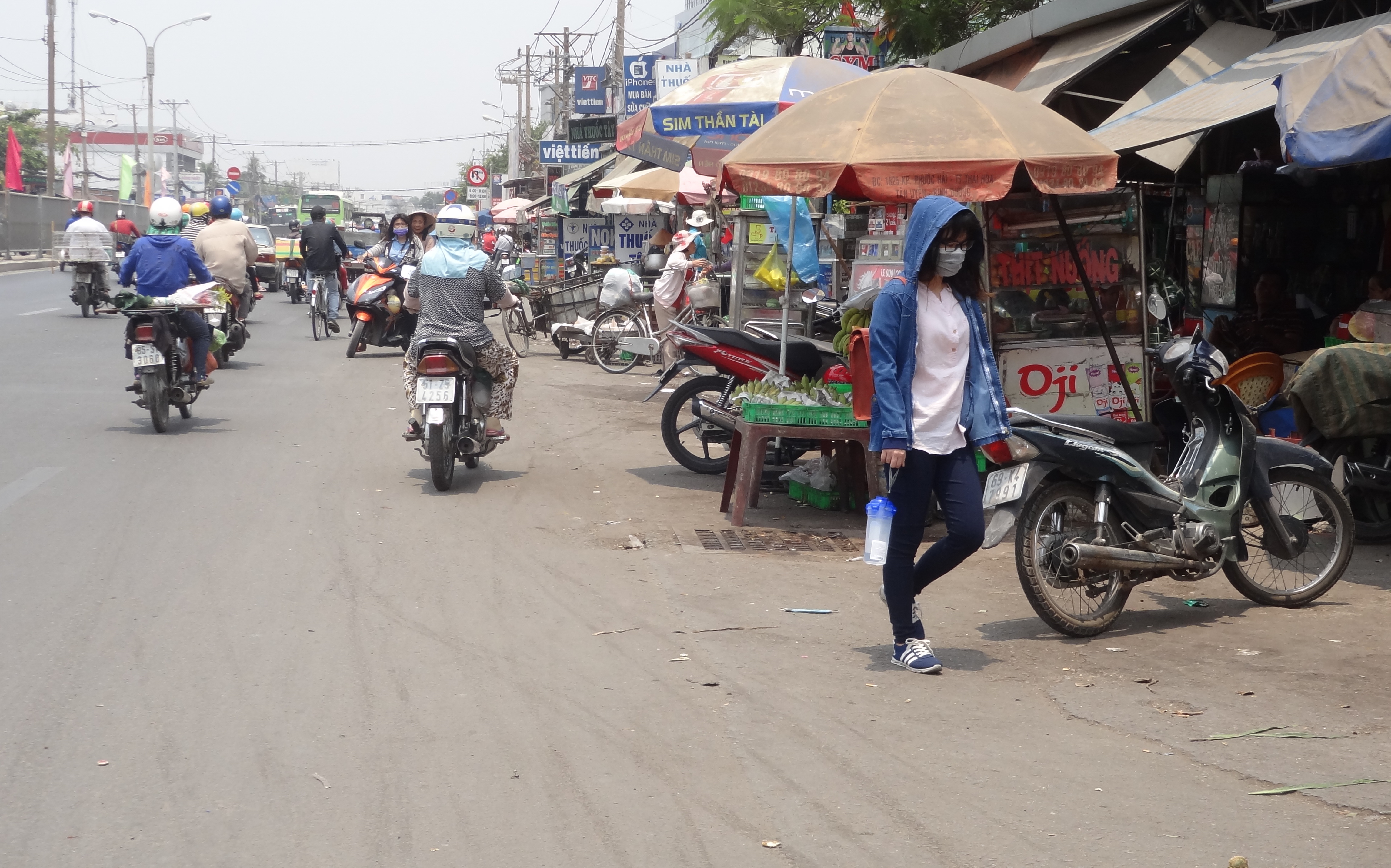 Nhiều hộ kinh doanh che dù, dựng tụ chiếm đường trước chợ Bình Triệu
