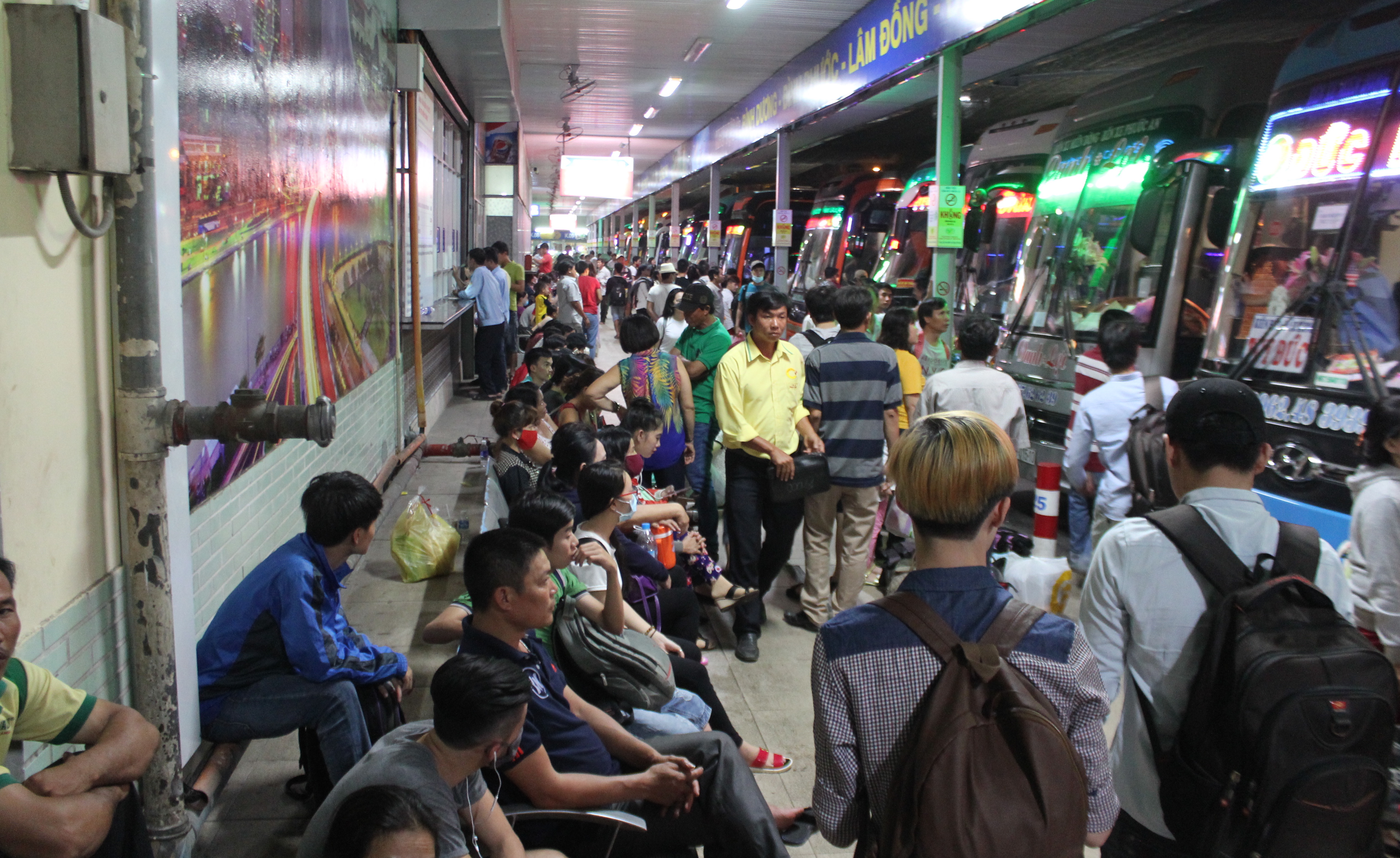 Khu vực bên trong bến có rất nhiều người chờ xe