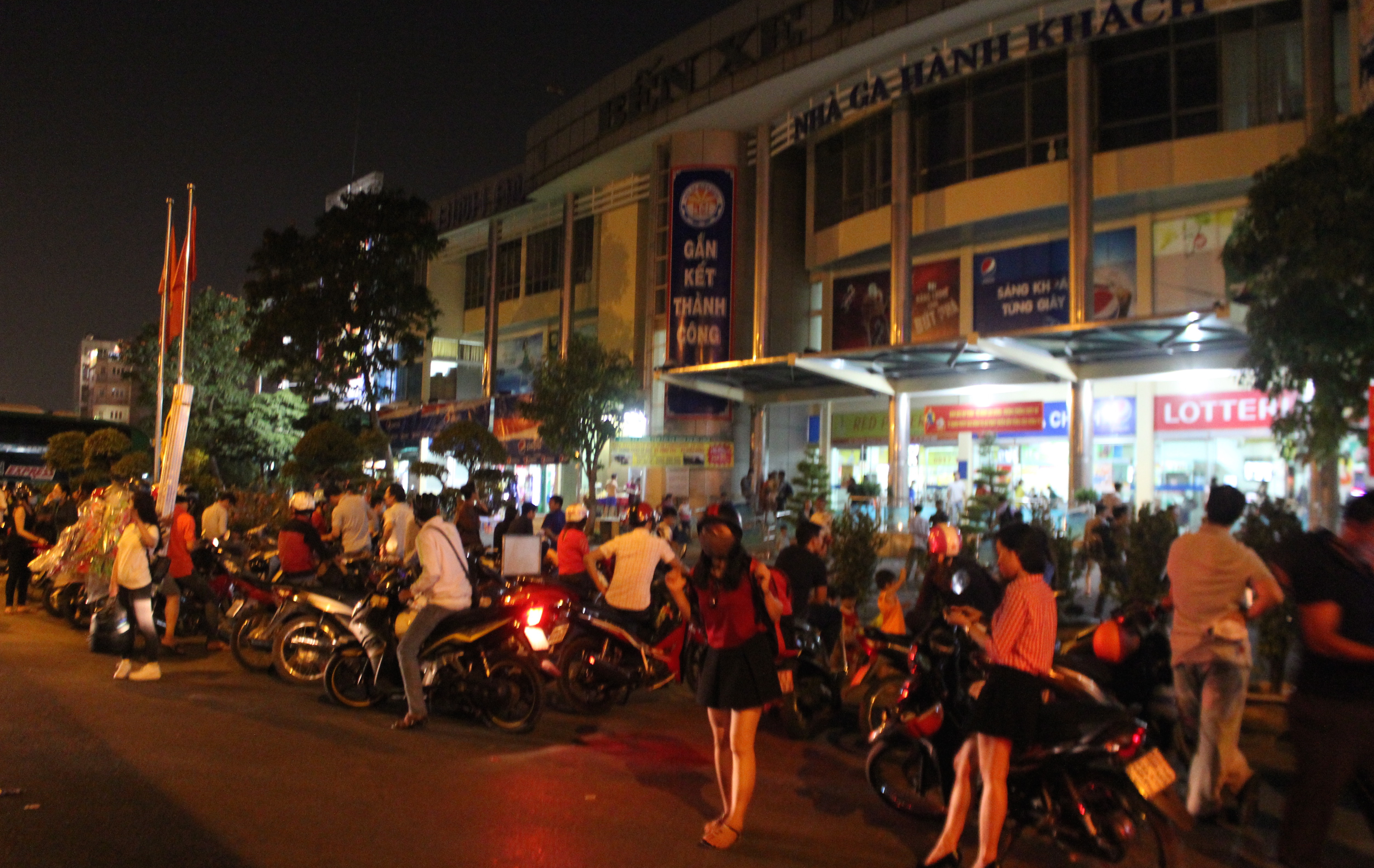 Bên ngoài bến xe miền Đông