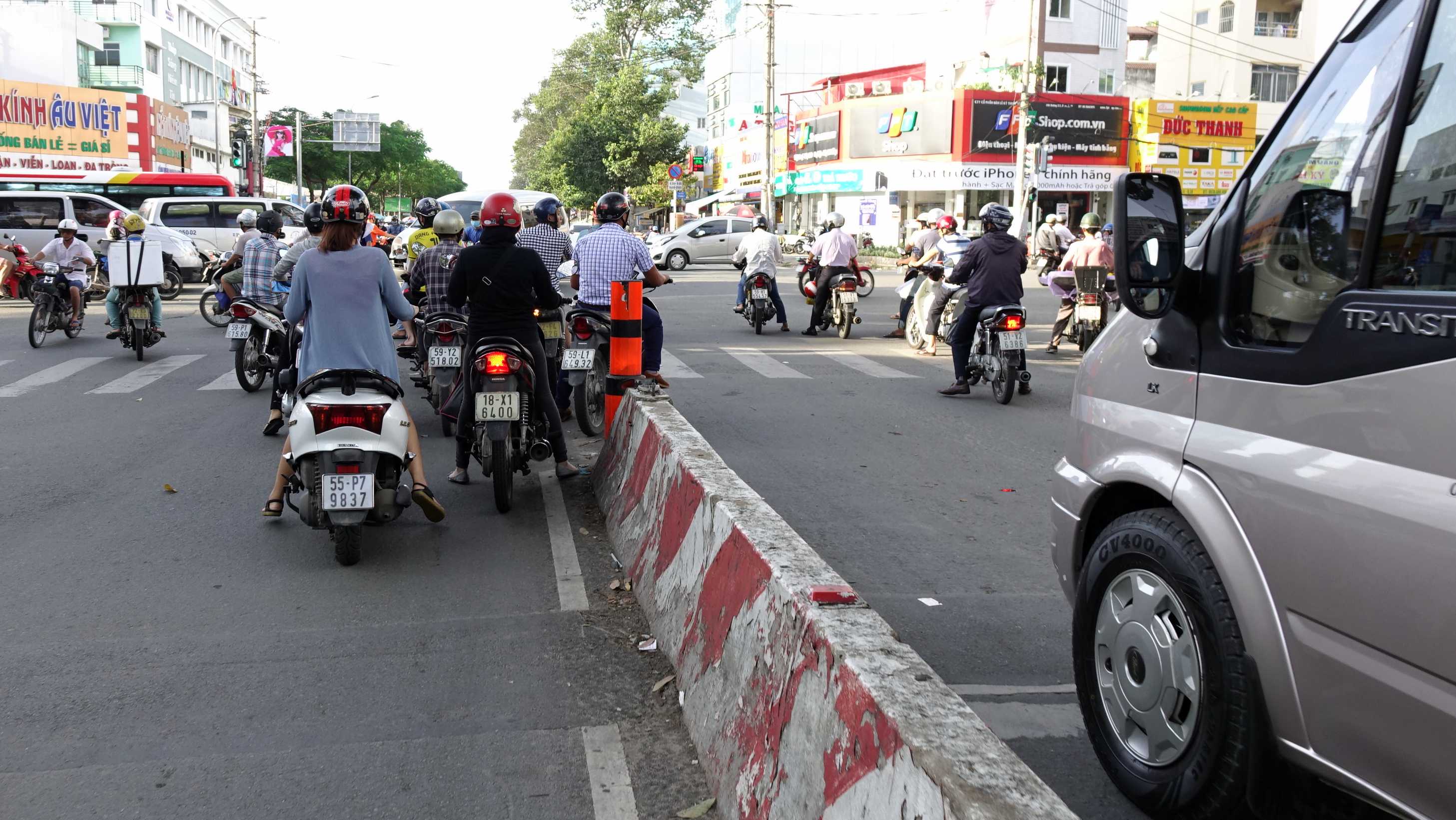 Lê Phương lang thang ngoài đường giữa đêm trong cảnh quay cuối của Gạo Nếp  Gạo Tẻ  PhuNuCuocSong