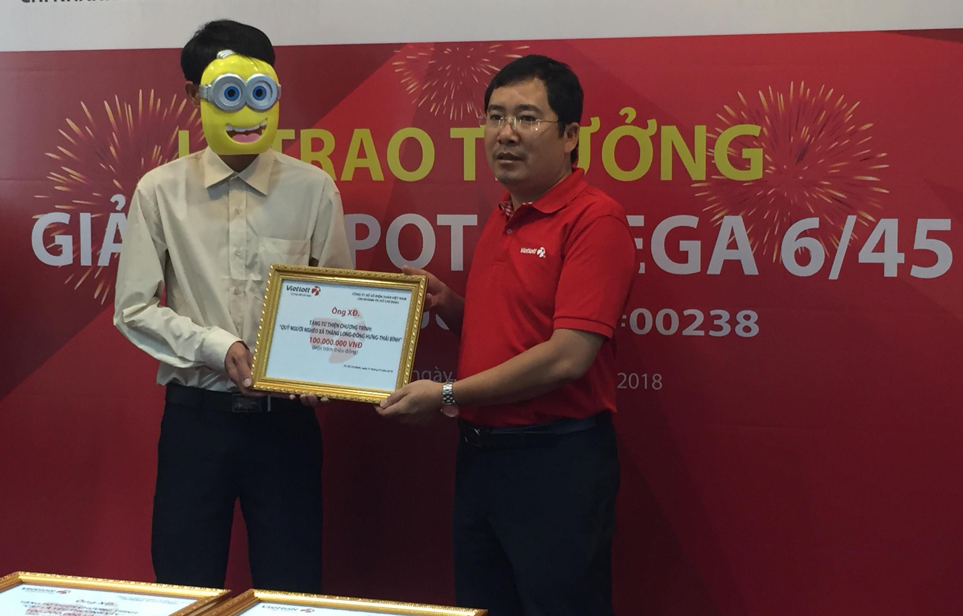 Người trúng 75 tỉ đồng vé số Vietlott tặng 100 triệu cho U.23 Việt Nam