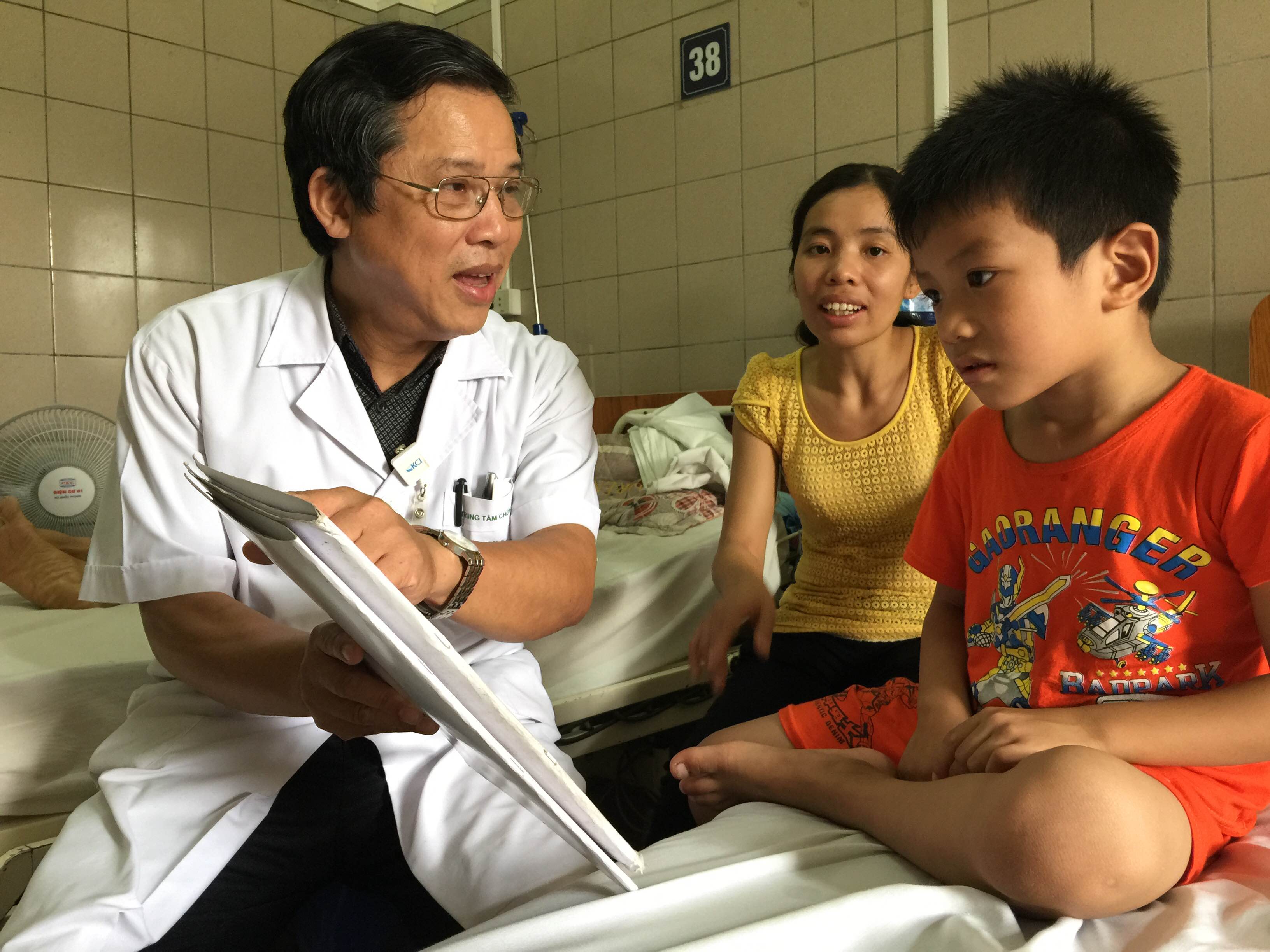 TS Nguyễn Kim Sơn kiểm tra sức khỏe bé N.