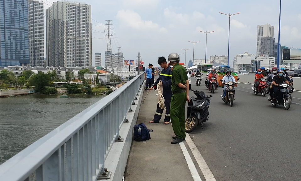 TP.HCM: Để lại balo trên cầu, nam thanh niên nhảy cầu Sài Gòn mất tích