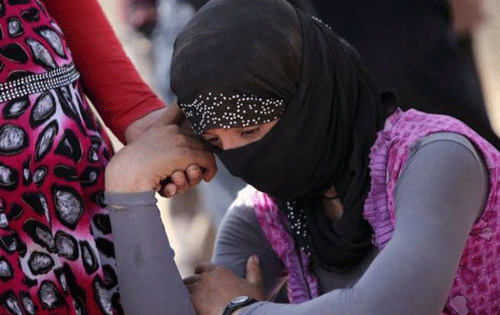 Hàng ngàn bé gái Yazidi đã bị IS bắt, lột trần, mua bán, săm soi và cưỡng hiếp - Ảnh: AFP