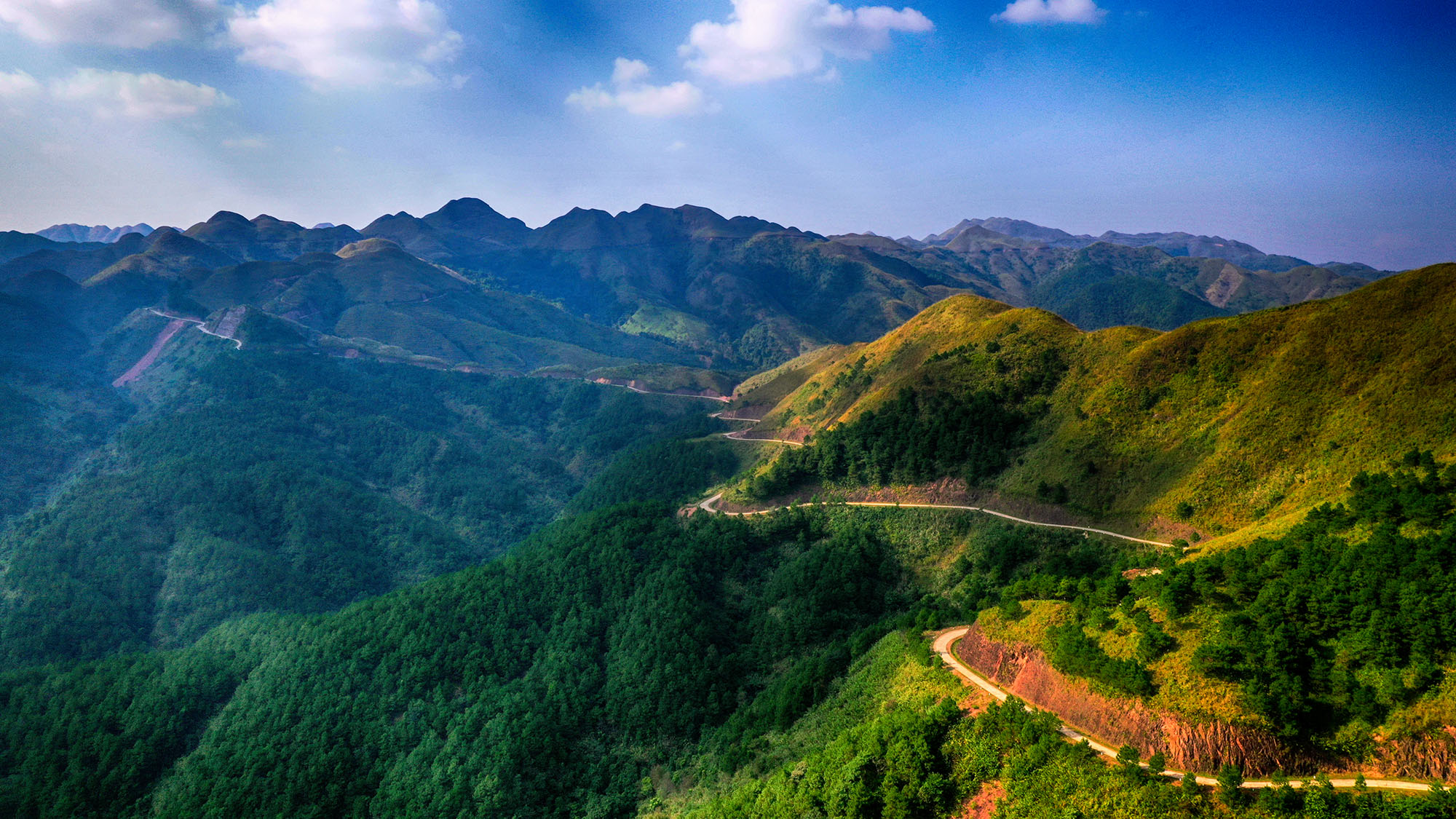 Sa Pa: Khám phá vùng đất Sa Pa tuyệt đẹp với những cảnh quan trùng điệp, những cây rừng xanh mát cùng những ngôi làng truyền thống đầy màu sắc. Hãy cùng nhau khám phá những điều tuyệt vời tại Sa Pa.